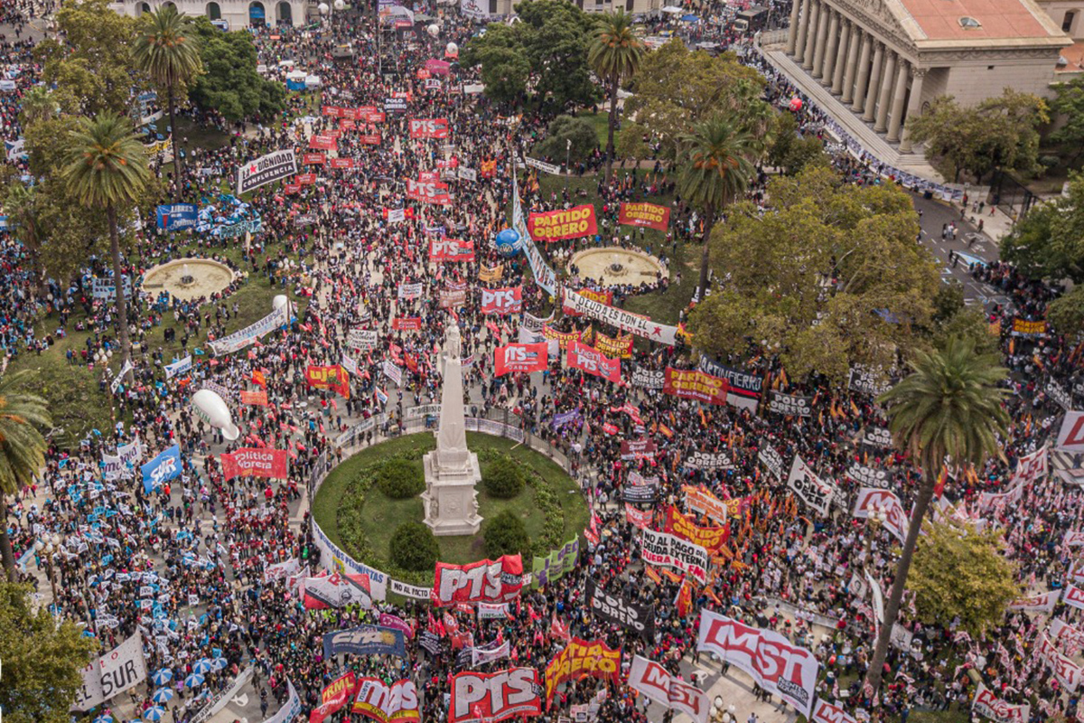 La izquierda marchó a Plaza de Mayo y rechazó el acuerdo con el FMI