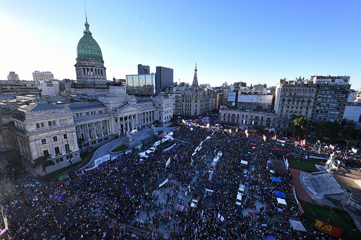 Una multitud de mujeres y disidencias reclamaron ante el Congreso con la consigna «la deuda es con nosotras y nosotres»