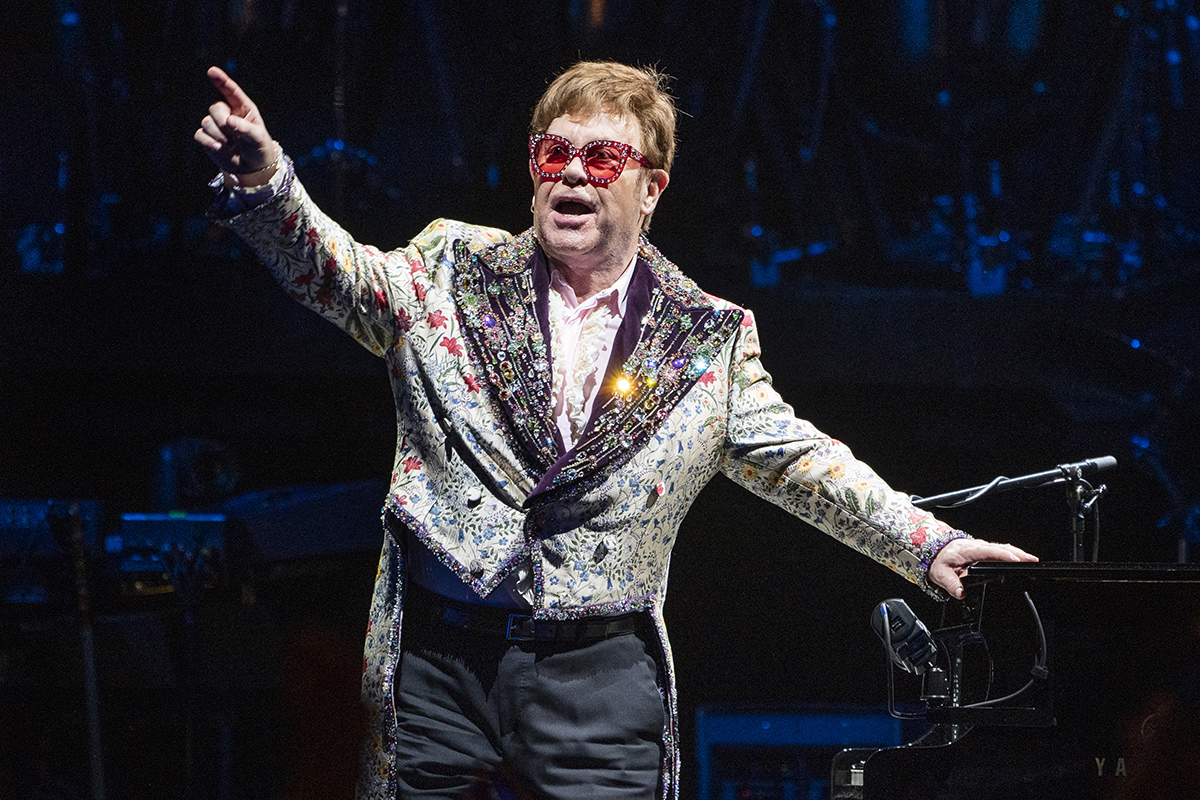 Elton John cumple 75 años: excesos, leyendas, pianos y melodías adictivas