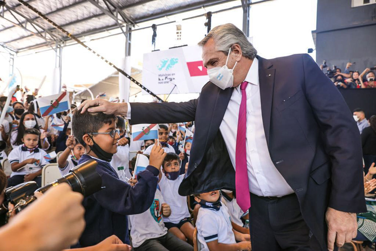 Entre notebooks y agradecimientos a los docentes, Alberto y Kicillof abrieron el ciclo lectivo