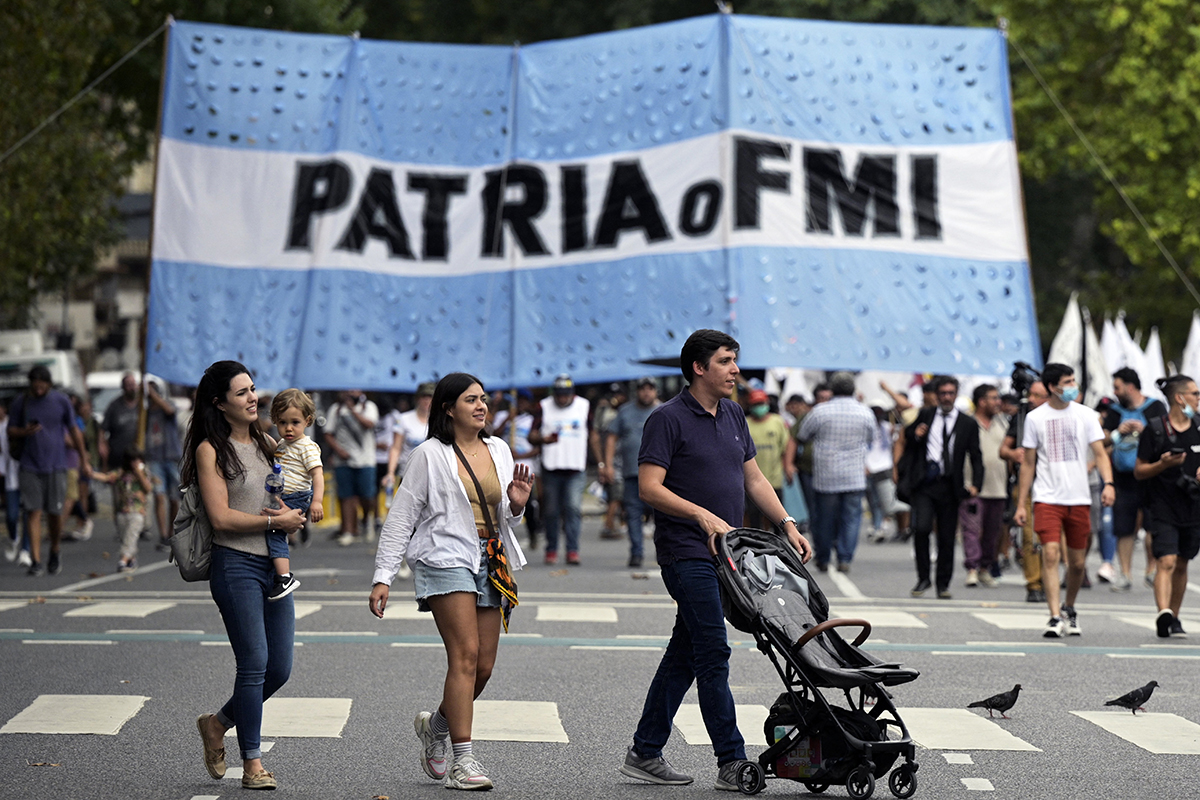 Organizaciones sociales, políticas y gremiales protestan frente al Congreso contra el FMI