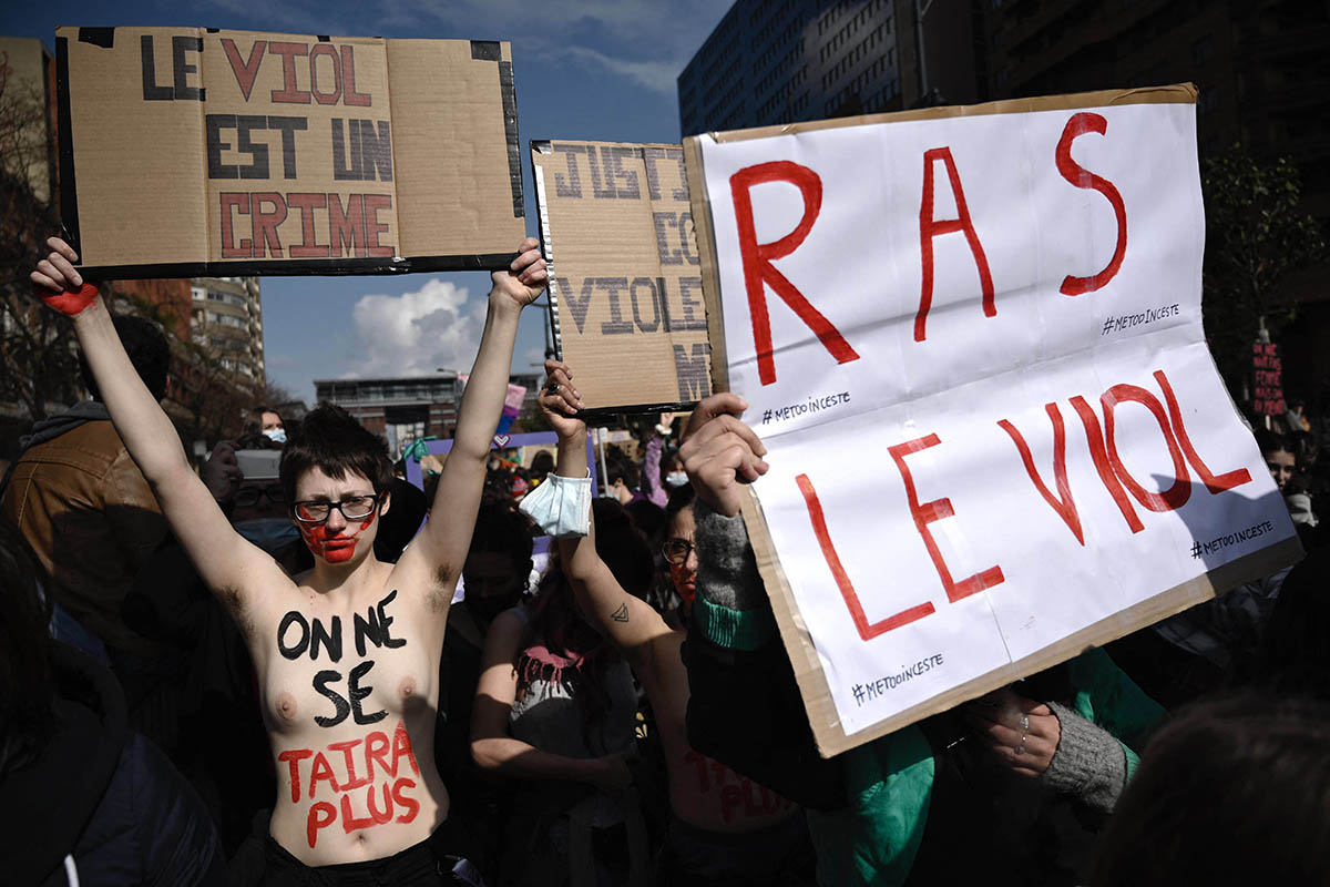 Mujeres se manifiestan en todo el mundo por sus derechos, con la guerra de fondo