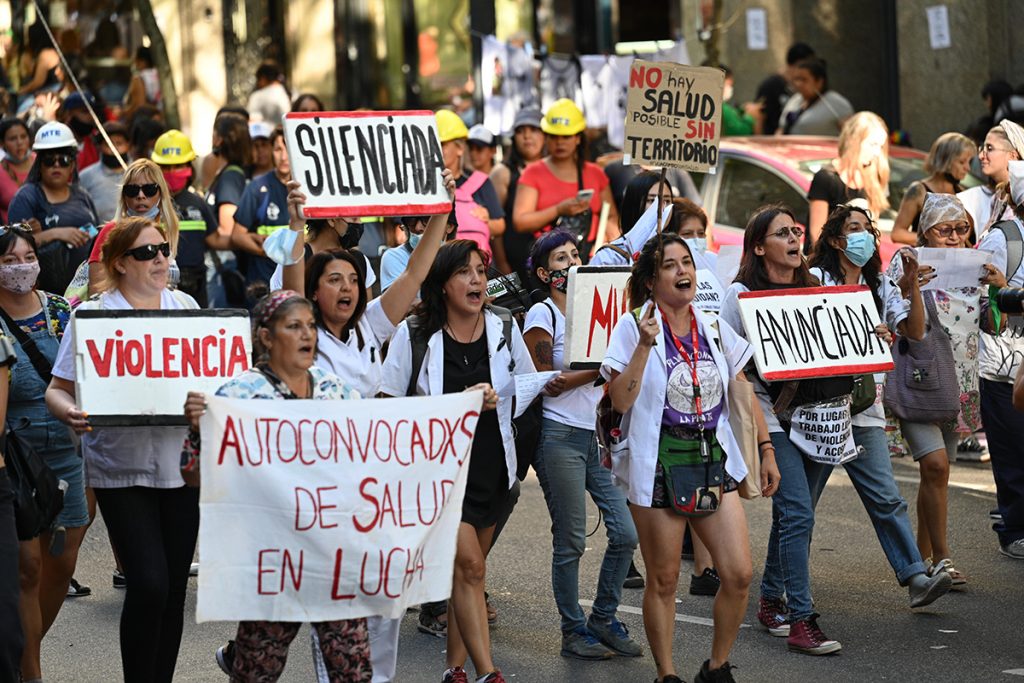 Una multitud de mujeres y disidencias reclamaron ante el Congreso con la consigna "la deuda es con nosotras y nosotres"