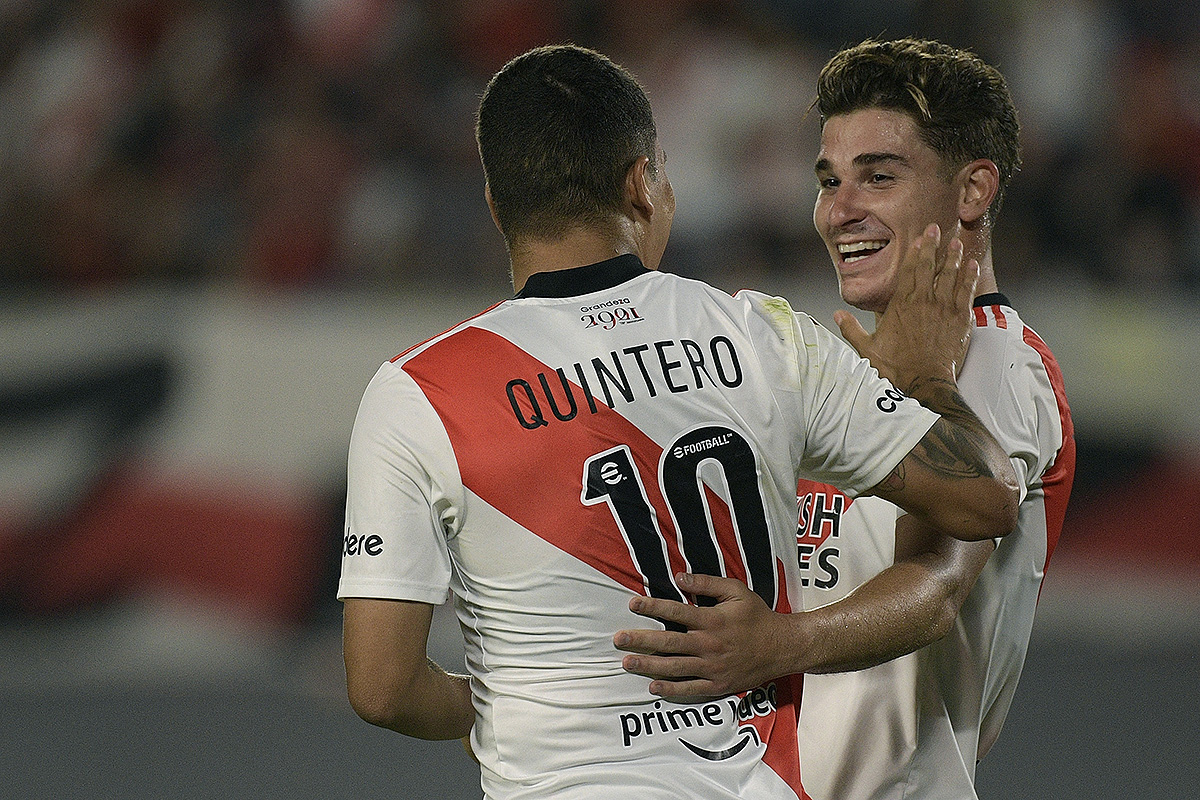 Juan Quintero festeja su gol frente a Patronato junto a Julián Alvarez.