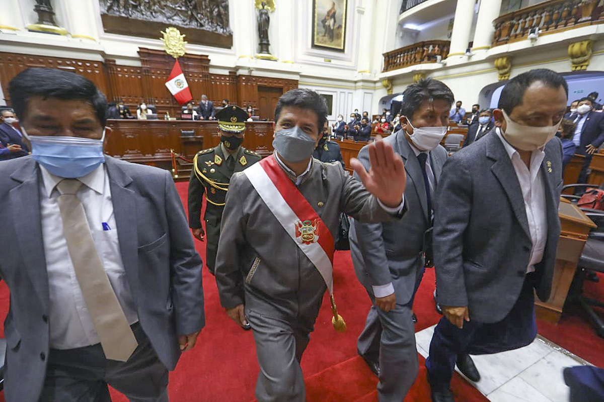 El tumultuoso primer año de Castillo en Perú: inestabilidad y ofensivas destituyentes