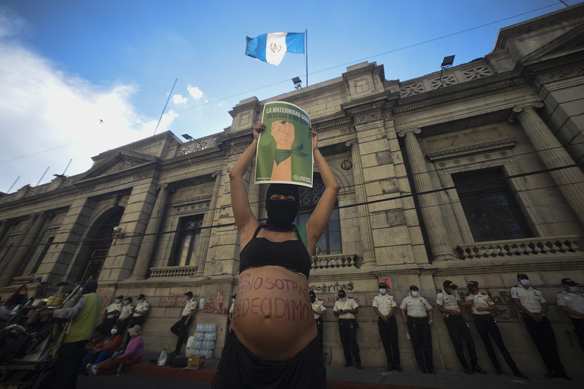 Guatemala da marcha atrás con polémica ley que penaba el aborto y prohibía el matrimonio igualitario