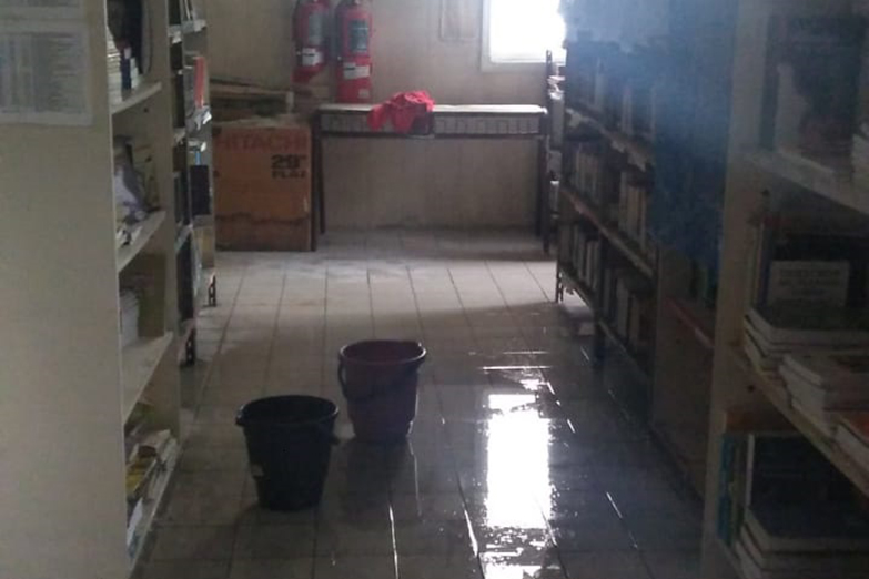 Caída de techos, paredes electrificadas y aulas inundadas: el estado crítico del Comercial 6 de Lugano
