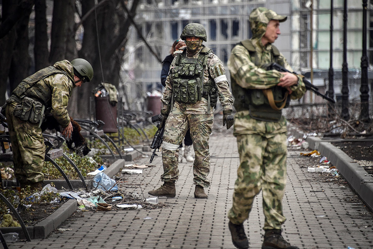 Las tropas rusas cierran el cerco sobre el sur de Ucrania y atacaron arsenales en Odesa