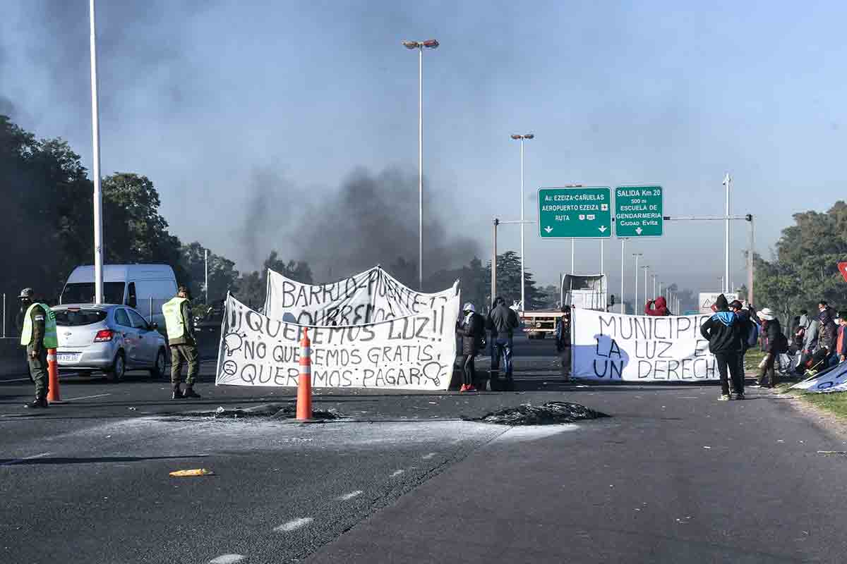 Vecinos mantienen cortada la Riccheri  en reclamo de servicio eléctrico