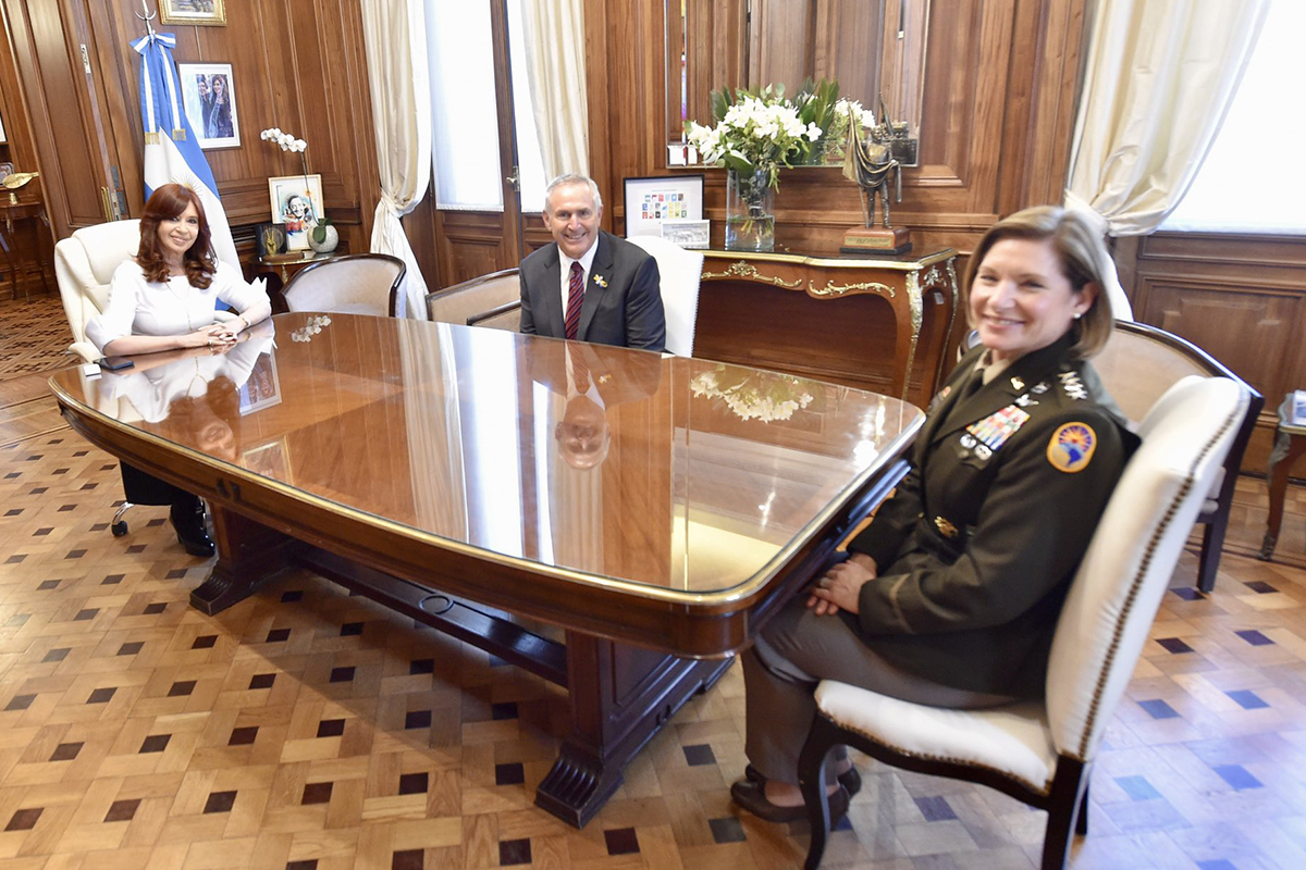 La jefa del Comando Sur se reunió con Cristina Kirchner