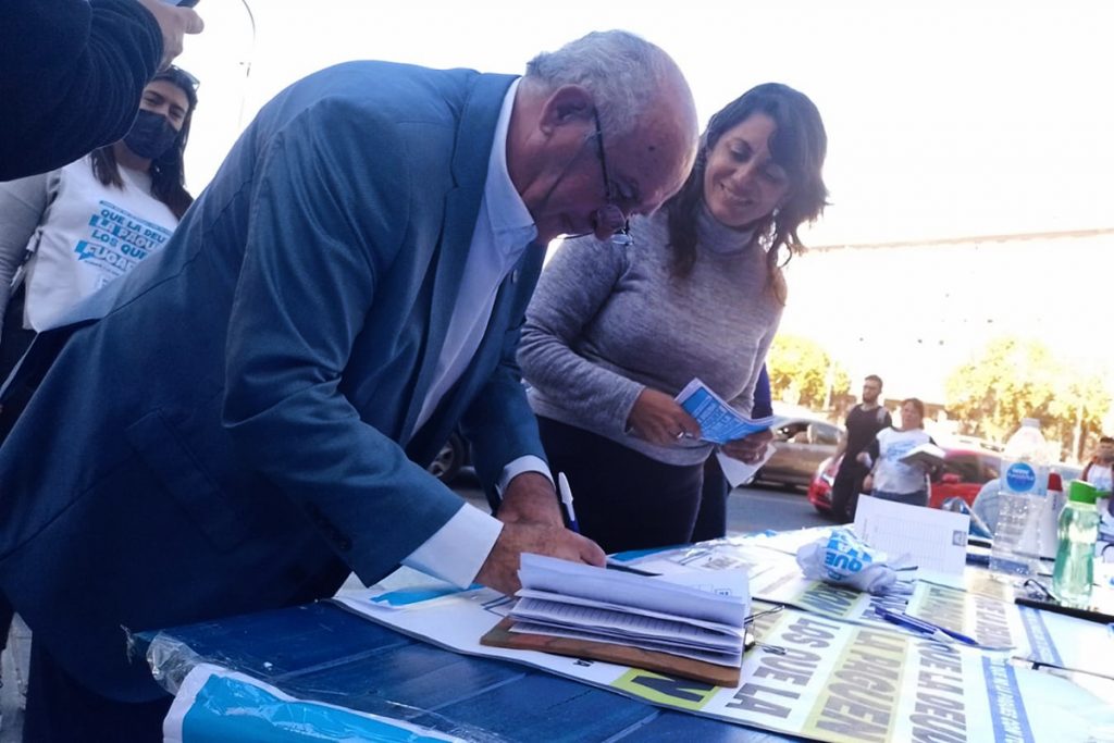 Continuó en el Congreso la campaña "del millón de firmas" para que "la deuda la paguen los que la fugaron"