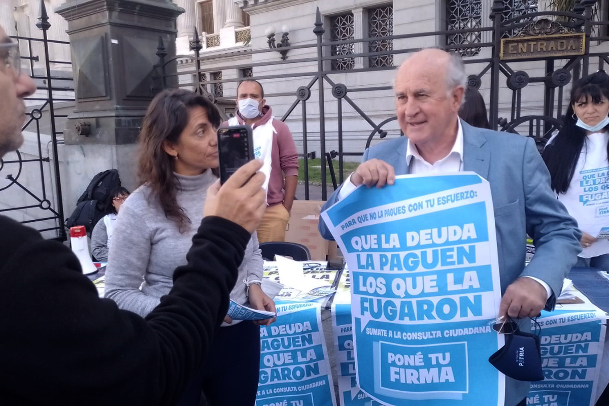 Continuó en el Congreso la campaña «del millón de firmas» para que «la deuda la paguen los que la fugaron»