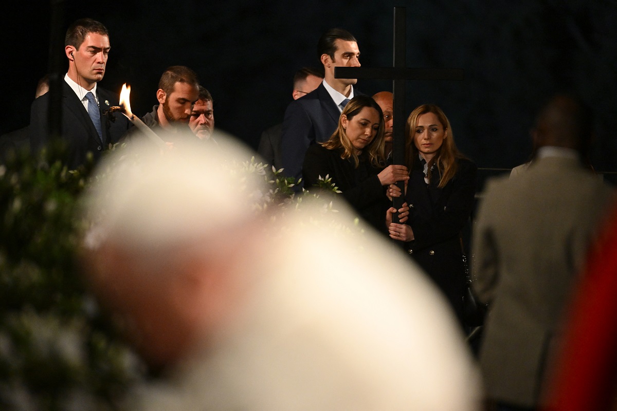 En un Vía Crucis marcado por la guerra, Francisco pidió que «los adversarios se den la mano»