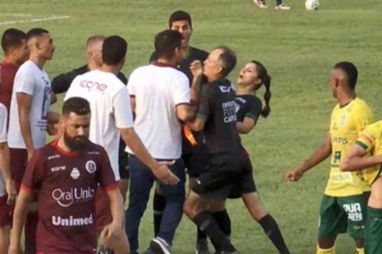 Técnico brasileño golpea con un cabezazo a una árbitro asistente