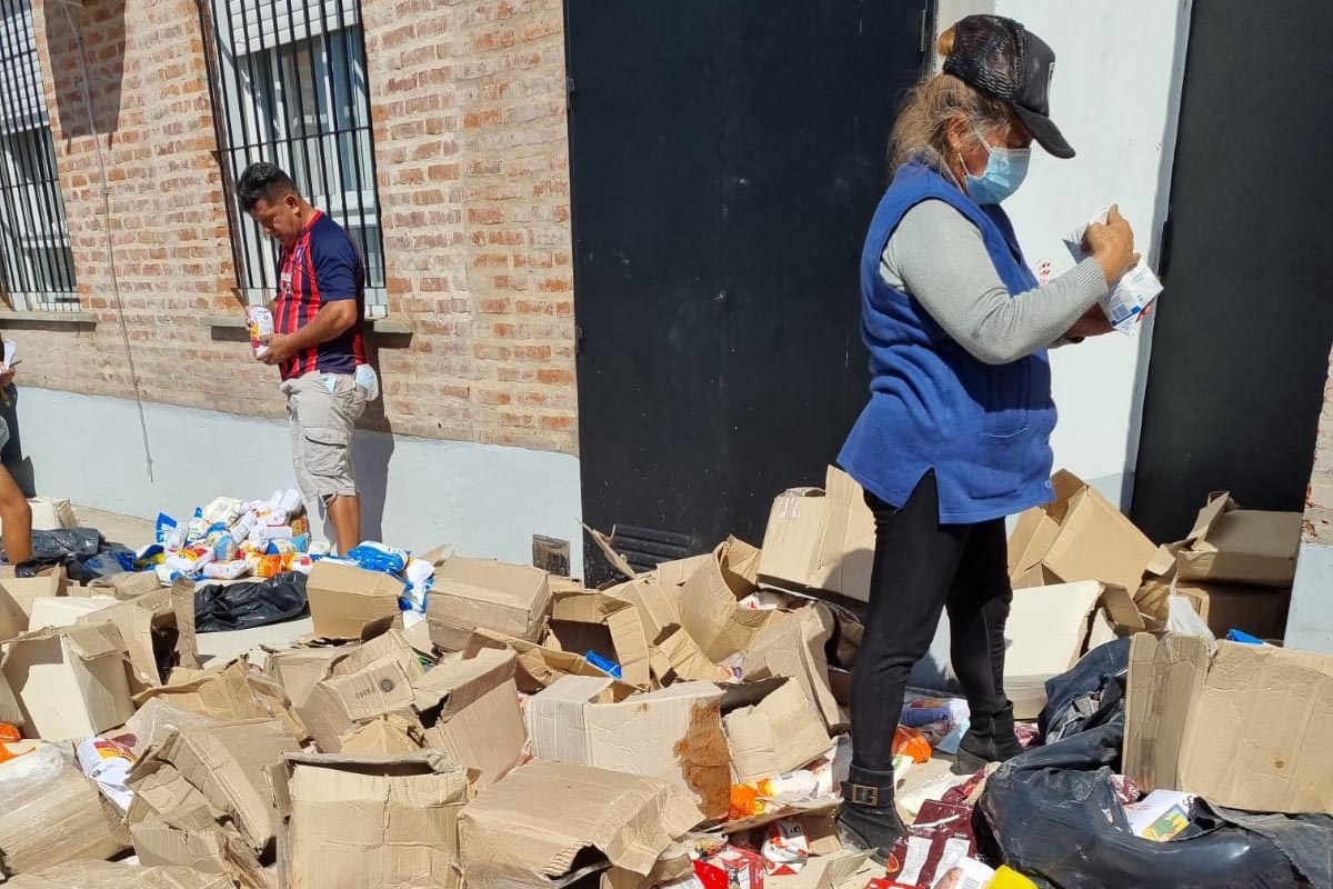 Comida que el GCBA debía distribuir en el barrio Rodrigo Bueno venció y terminó en la basura