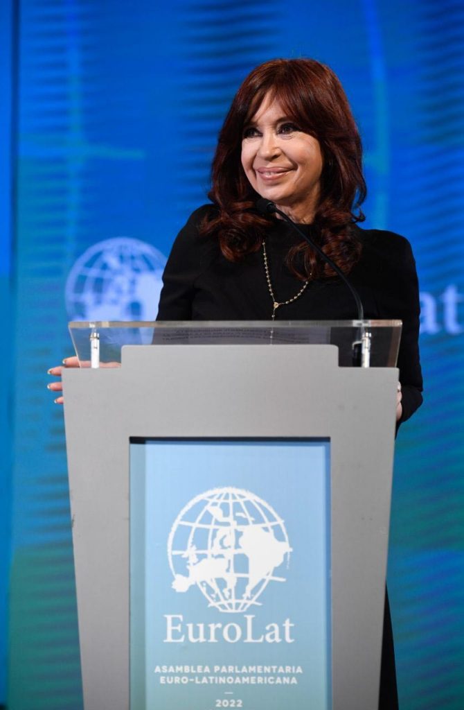 Cristina Fernández: "Que te pongan una banda y te den el bastón no es tener el poder"