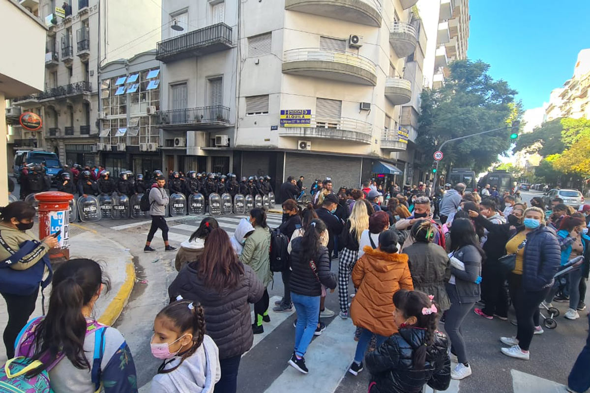 La policía de la Ciudad confiscó un camión y detuvo a manifestantes, al finalizar el acampe piquetero