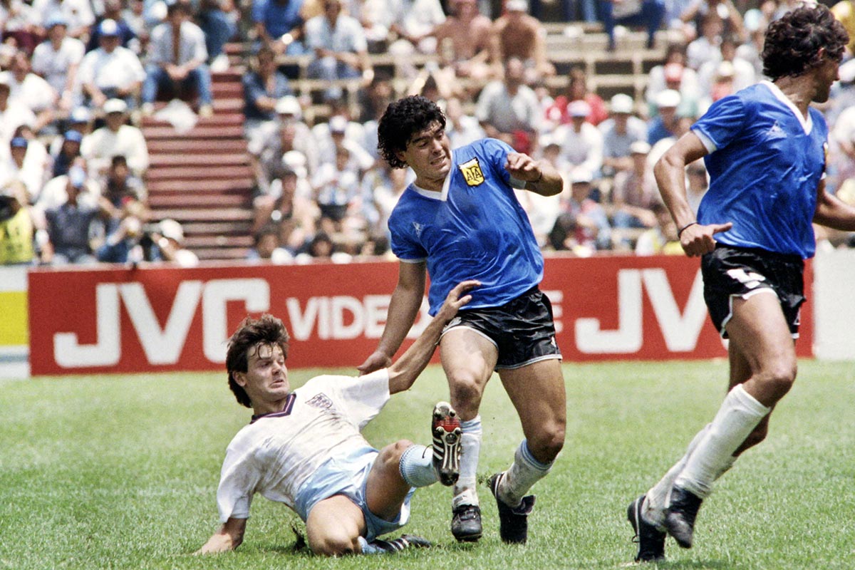 La historia de cómo la camiseta de Maradona terminó en manos de un futbolista inglés