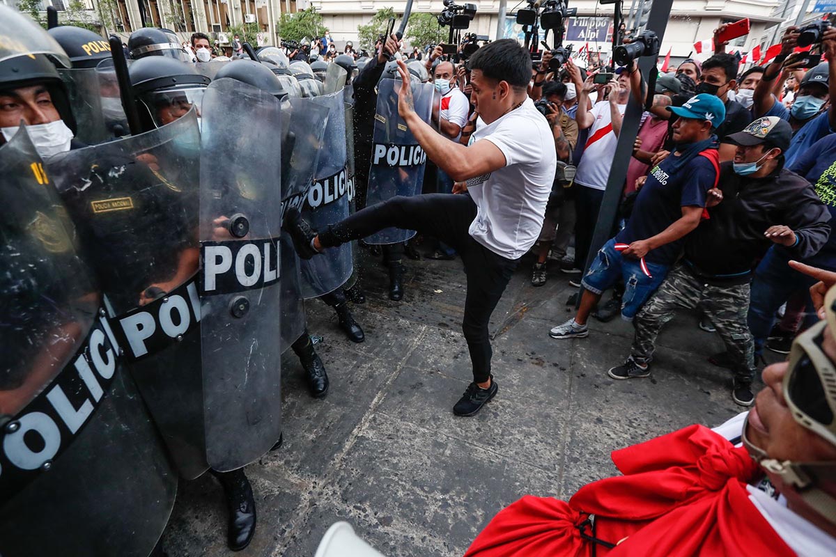 El gobierno peruano desplegará más de 30 mil policías en Lima para las protestas del jueves