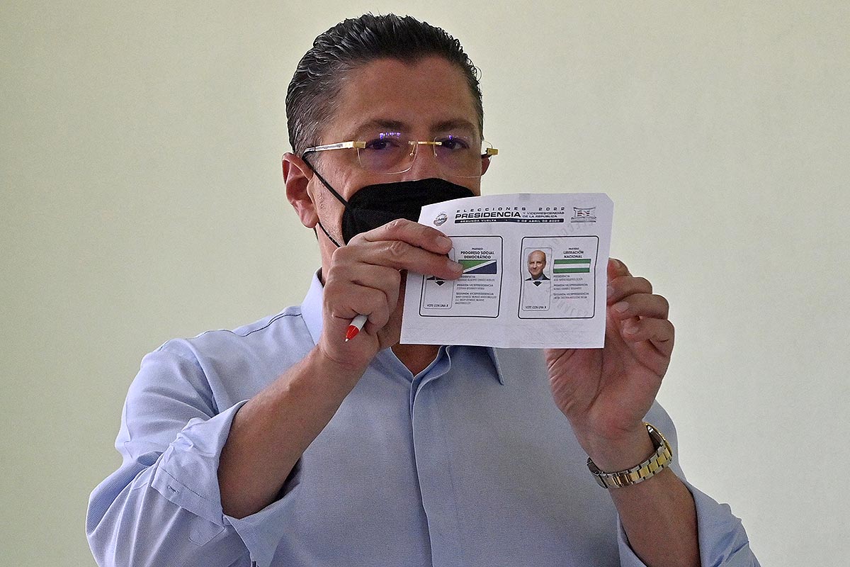 El economista conservador Chaves es el nuevo presidente de Costa Rica