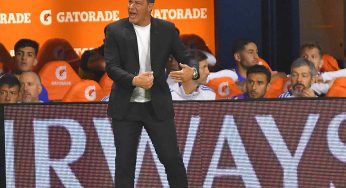 Battaglia convenció a Riquelme y sigue como técnico de Boca