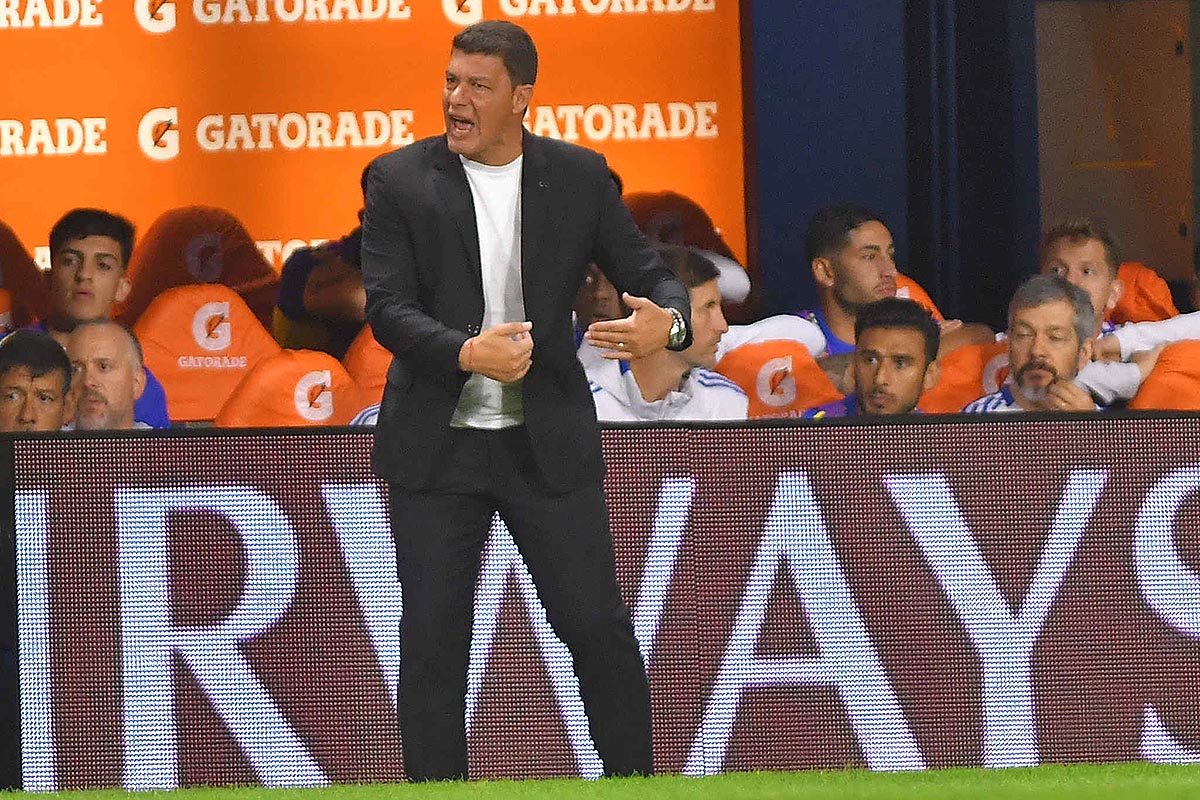Battaglia convenció a Riquelme y sigue como técnico de Boca