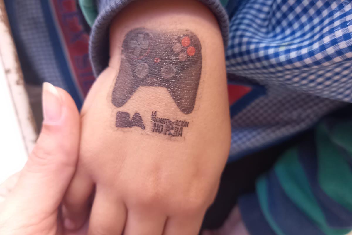 En un jardín de infantes, empleados de la Ciudad tatuaron a niñas y niños con el logo del gobierno porteño