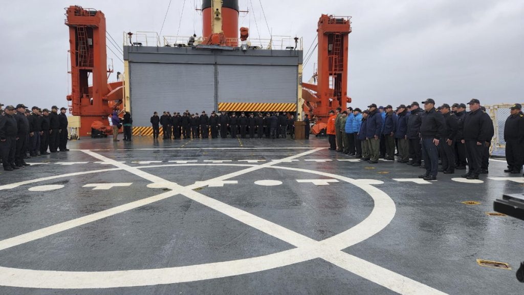 A 40 años del hundimiento del Belgrano, excombatientes de Malvinas participaron de un homenaje en las mismas aguas 2 A 40 años del hundimiento del Belgrano, excombatientes de Malvinas participaron de un homenaje en las mismas aguas