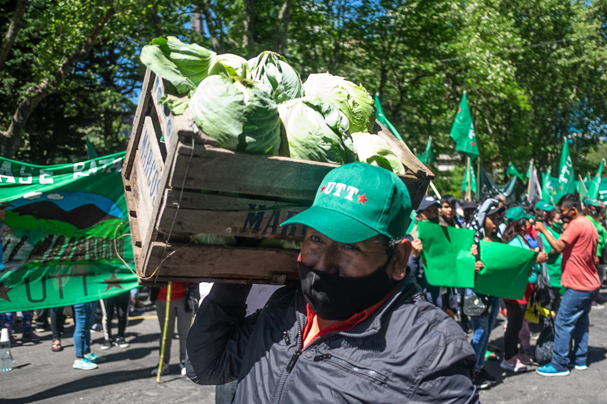 «Verdurazo» de protesta de la UTT en Plaza de Mayo: repartieron 30.000 kilos de alimentos frescos
