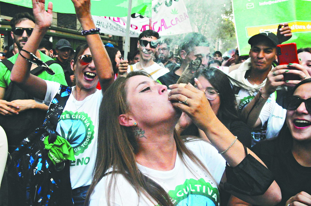 Una multitud marchó al Congreso contra la criminalización del cultivo de marihuana