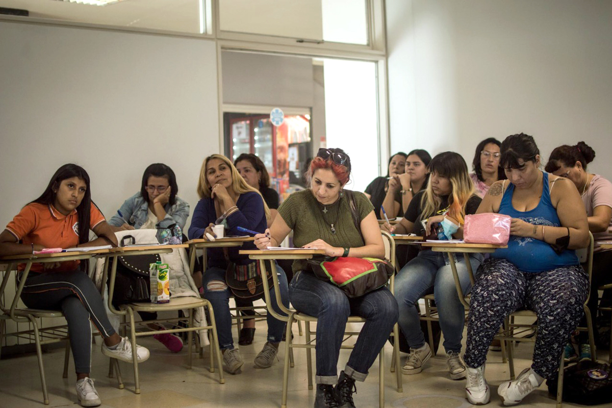 Generar conocimiento desde el barrio: IDAES inició una diplomatura para mujeres de San Martín