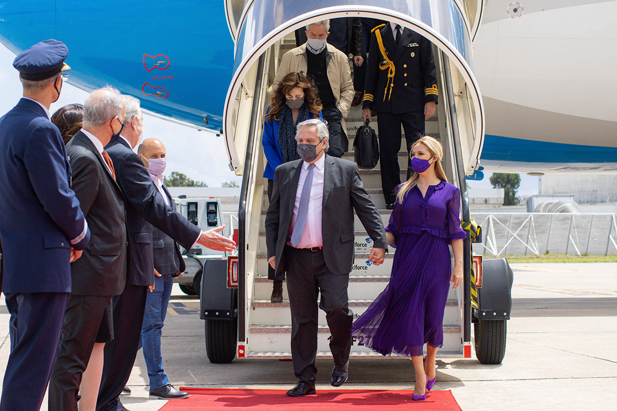 Alberto Fernández viaja a España y Alemania, toma distancia de la interna y espera un encuentro con Macron