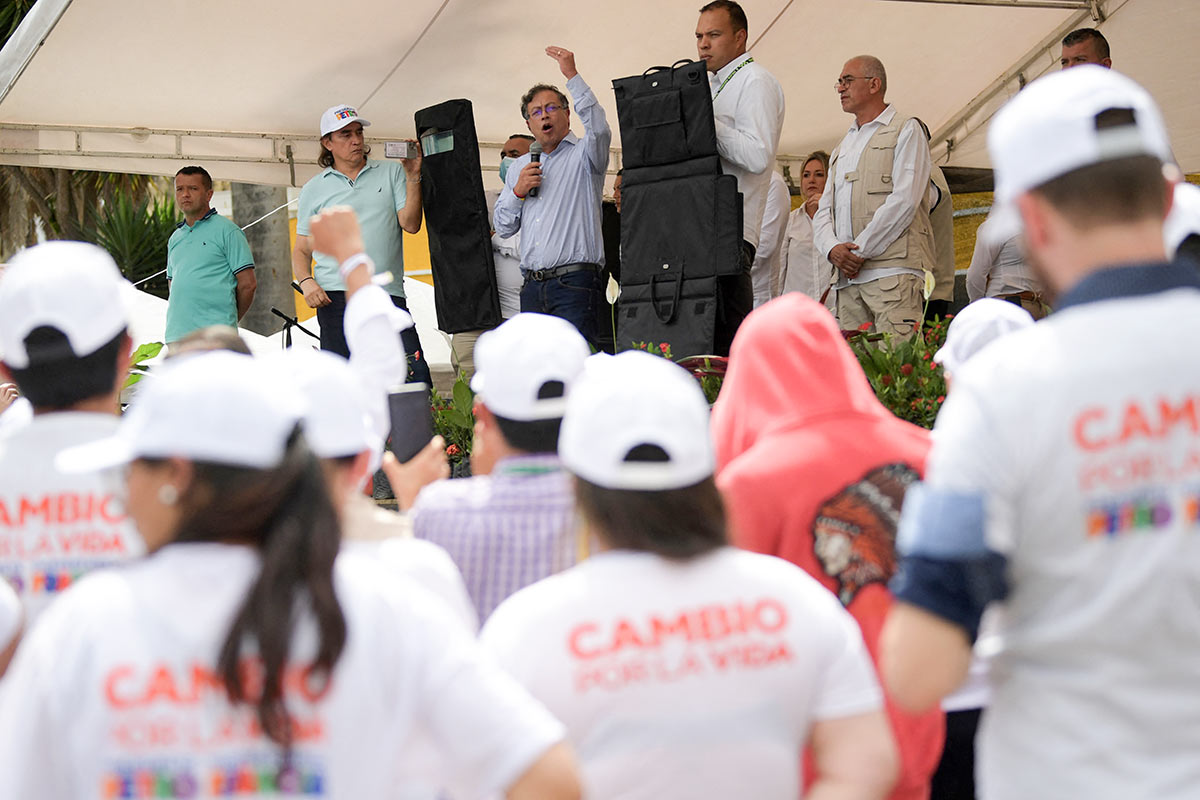 En Colombia, el uribismo arroja munición gruesa para evitar el triunfo de Petro
