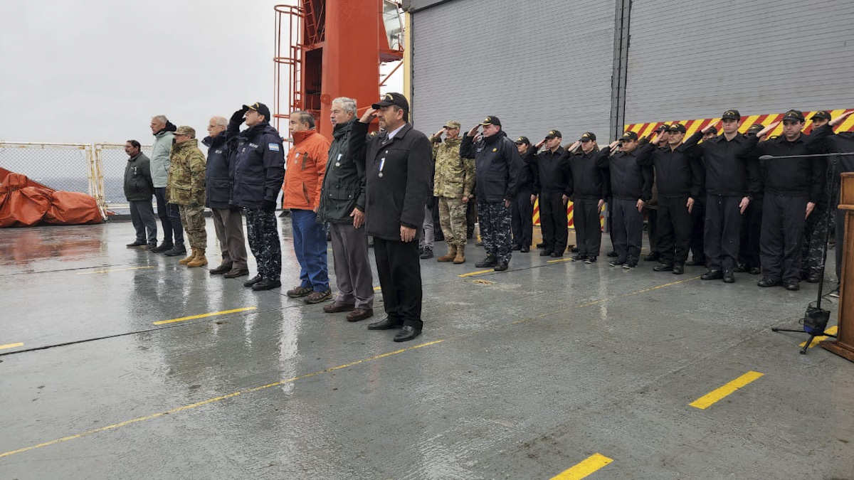 A 40 años del hundimiento del Belgrano, excombatientes de Malvinas participaron de un homenaje en las mismas aguas