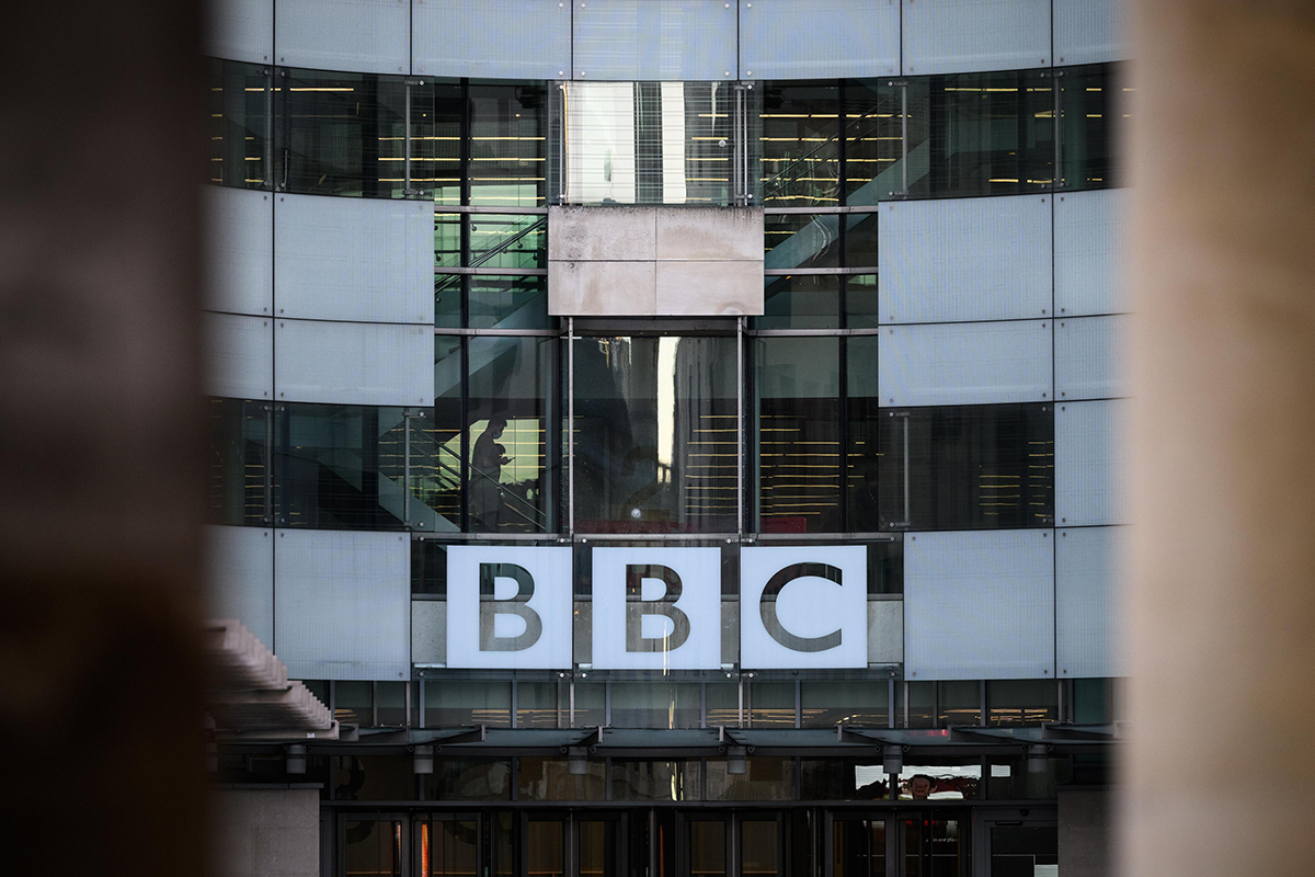 La BBC cierra dos canales, fusiona otros y recorta mil empleos para centrarse en proyectos online