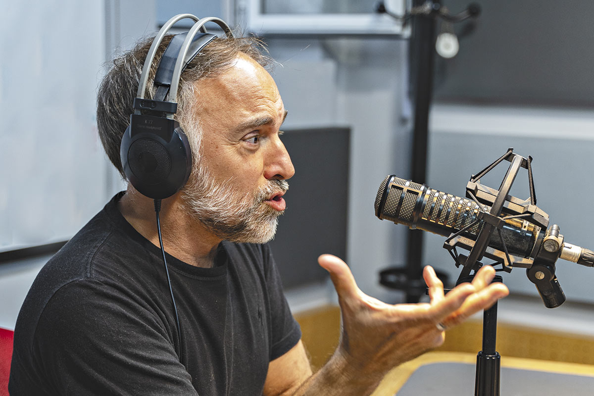 Patricio Barton: su debut literario, el paso de la radio a la ficción, la influencia de Dolina y el humor como forma de ver el mundo