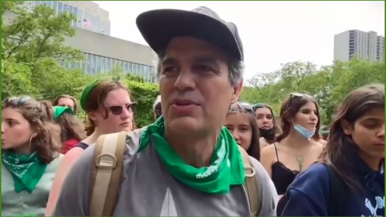 Mark Ruffalo se manifestó en favor del derecho al aborto con un pañuelo verde