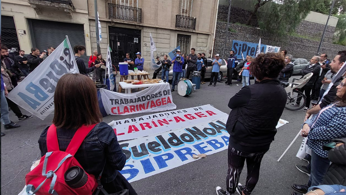 Con chocolate caliente y churros el SiPreBA llevó su plan de lucha a las puertas de Clarín