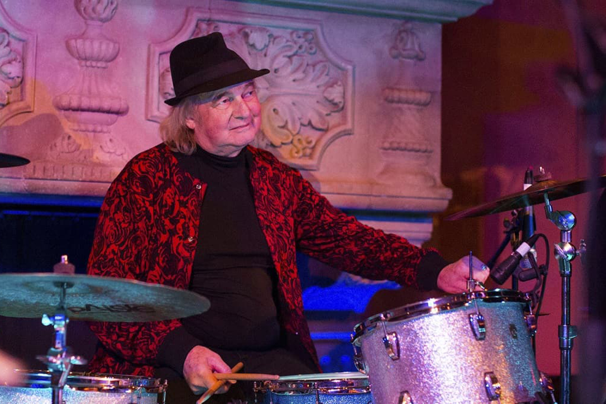 Murió Alan White, icónico baterista de Yes