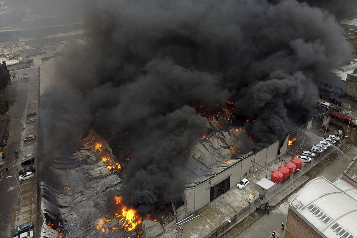 Un voraz incendio consumió una manzana de fábricas de Avellaneda