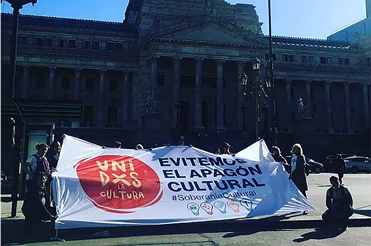El frente “Unidxs por la cultura” se moviliza al Congreso para exigir una ley contra el desfinanciamiento