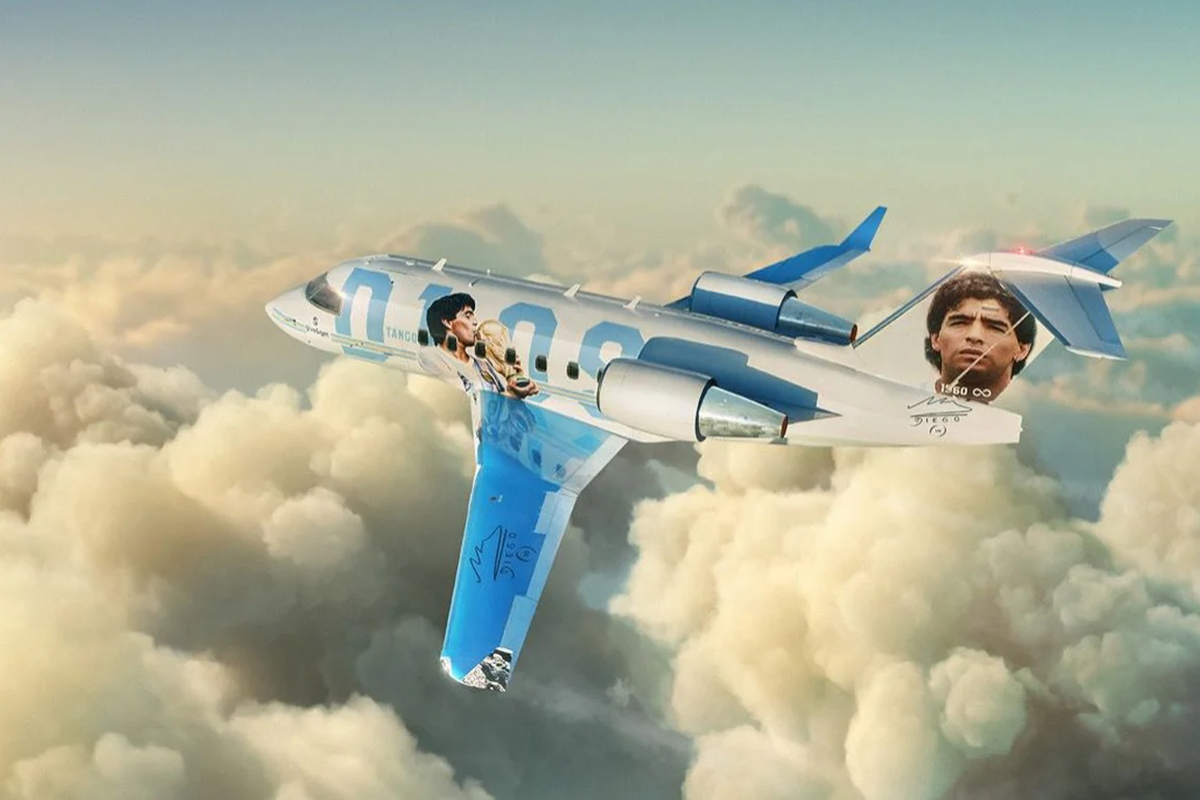 Maradona irá al Mundial: Diego fue pintado sobre un avión que viajará a Qatar
