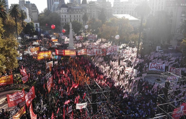 La izquierda llenó la Plaza de Mayo y volvió a criticar al gobierno por el acuerdo con el Fondo