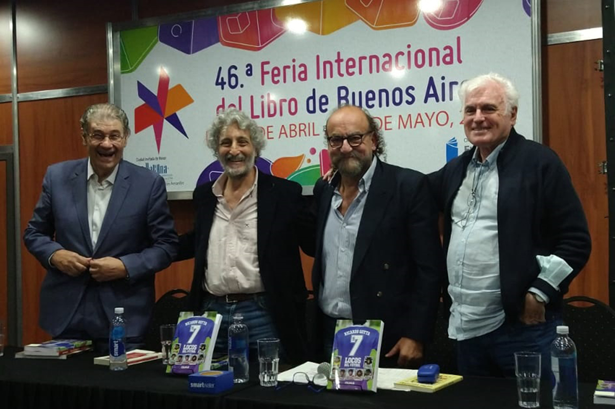 Noche de goleada: Ricardo Gotta presentó “Los 7 locos del fútbol” en la Feria del Libro