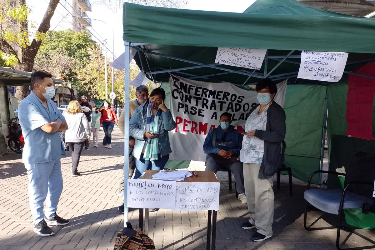 Despidos en hospitales porteños: segunda semana de acampe en el Ramos Mejía