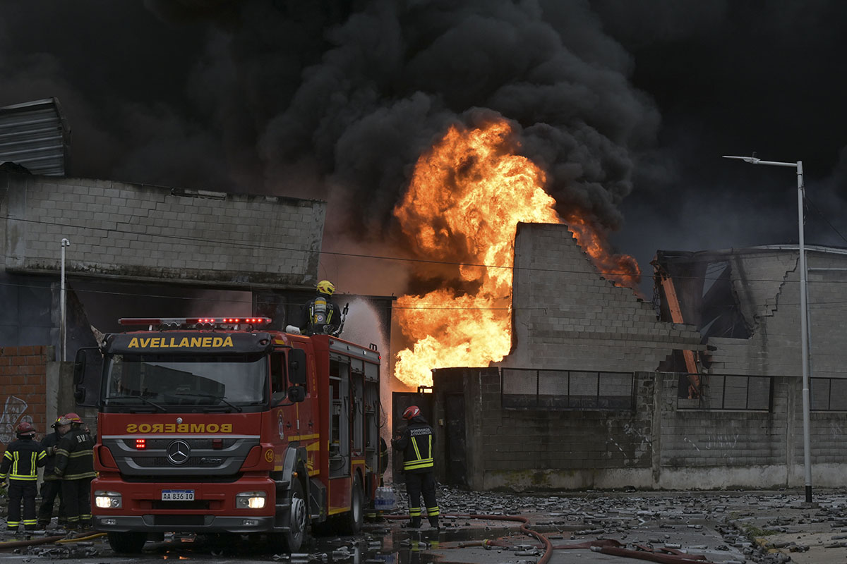 El incendio de la fábrica de Avellaneda está controlado y buscan saber cómo se originó