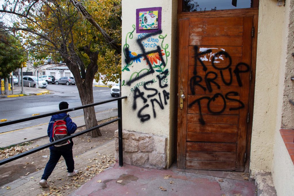 La sede de Desarrollo Social en Neuquén amaneció con pintadas nazis y frases de odio