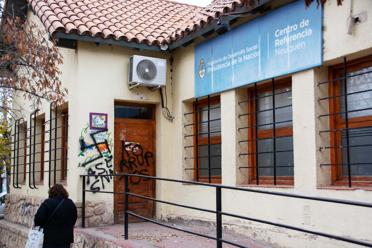 La sede de Desarrollo Social en Neuquén amaneció con pintadas nazis y frases de odio