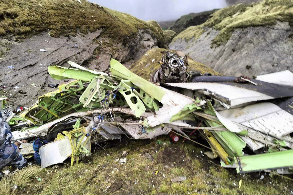 Recuperan casi todos los cadáveres del avión que se estrelló en Nepal