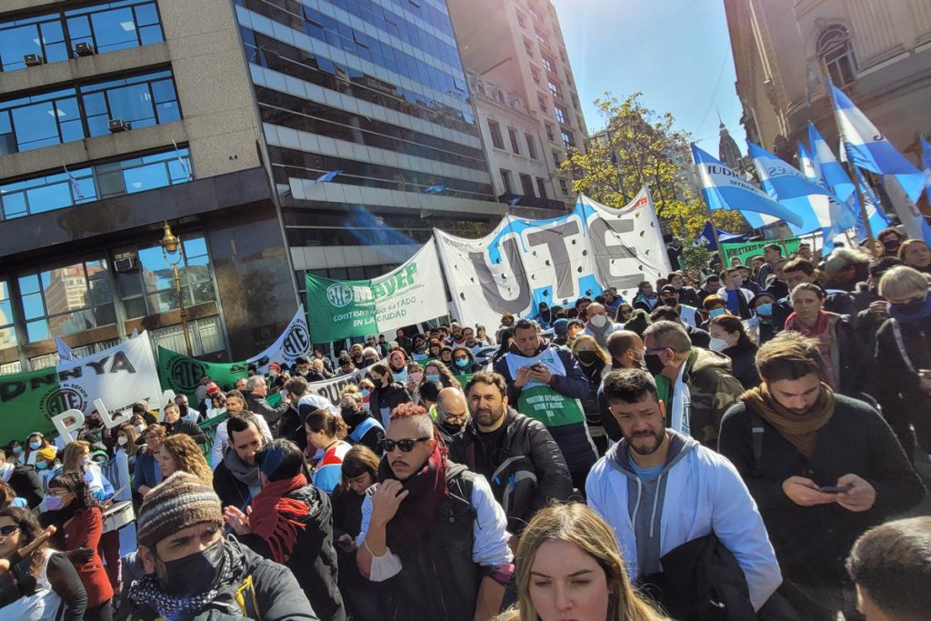 En CABA, hay más de 20 mil estatales monotributistas por debajo de los $ 70 mil 1 En CABA, hay más de 20 mil estatales monotributistas por debajo de los $ 70 mil